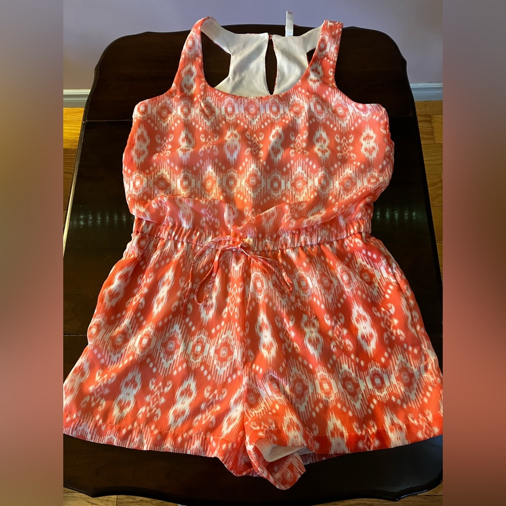 BNWT Sleeveless Romper w/ Shorts size M - Picture 2 of 13